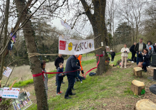 Ruban inaugural lors de l'inauguration de l'amphithéâtre du dehors de l'établissament Notre-Dame-de-Lourdes