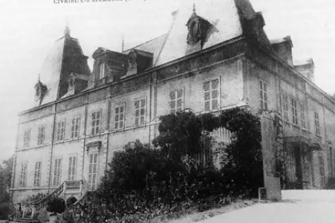 Photo en noir et blanc du château de Notre-Dame-de-Lourdes, maintenant l'établissement scolaire
