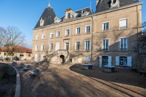 La devanture d'un bâtiment de l'établissement Notre-Dame-de-Lourdes
