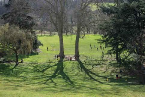 Le parc de l'établissement Notre-Dame-de-Lourdes avec des enfants qui jouent