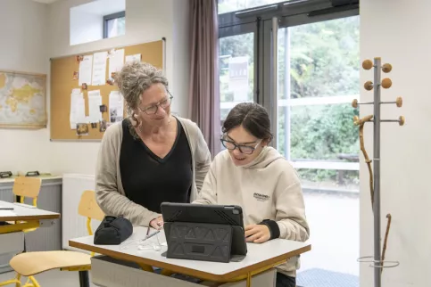 Une évlève accompagnée de son AESH