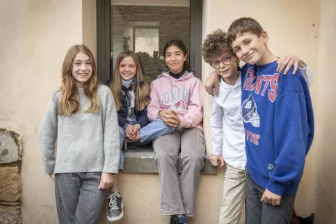 Un groupe de 5 jeunes pendant la récréation 