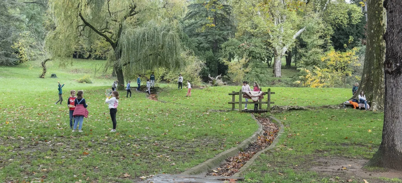 Photo du parc de l'établissement Notre-Dame-de-Lourdes avec des enfants qui jouent dans la nature 