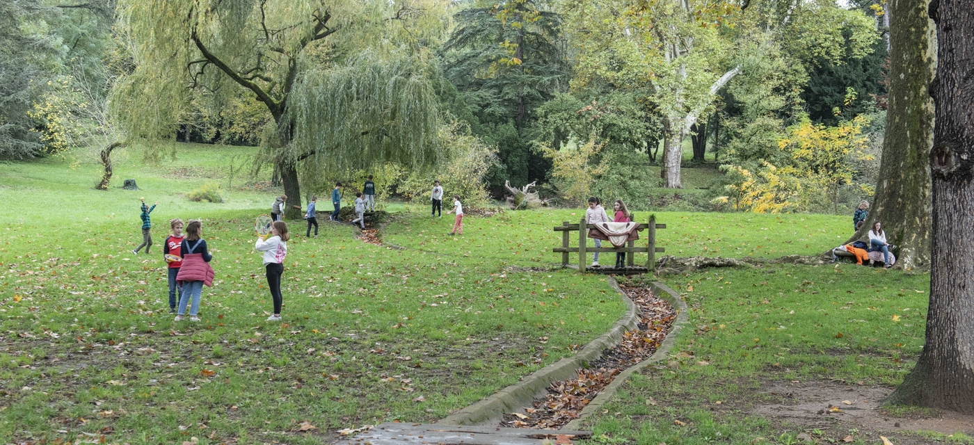 Photo du parc de l'établissement Notre-Dame-de-Lourdes avec des enfants qui jouent dans la nature
