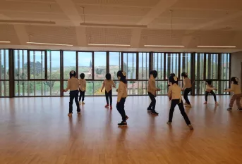 groupe d'élèves lors de l'initiation à l'escrime