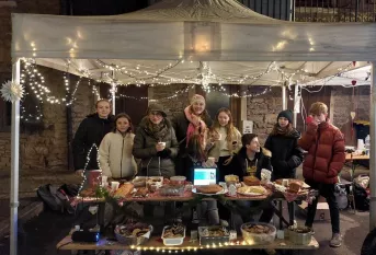 Photo d'un groupe lors du marché de noël de Civrieux