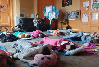 les enfants allongés au sol pendant la séance de sophrologie