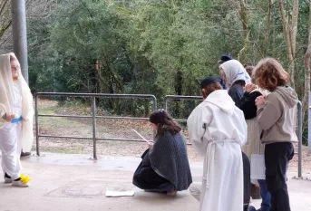 Une saynète jouée par les élèves à l'occasion de la fête de Notre Dame de Lourdes