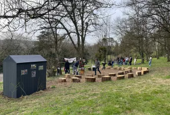 Amphithéâtre du dehors dans le parc de l'établissement Notre-Dame-de-Lourdes