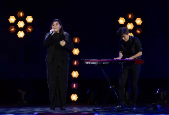 Maëlys sur la scène du Grand Rex 