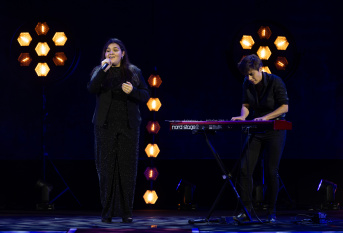 Maëlys sur la scène du Grand Rex 