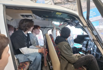 Les élèves visitent un hélicoptère de l'armée à l'eurexpo