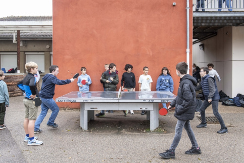 Groupe de jeunes qui jouent au ping pong pendant la récréation