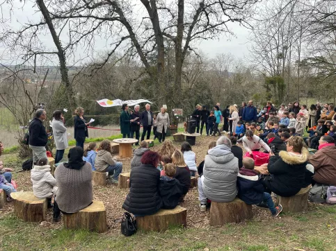 Vue d'ensemble de l'amphithéâtrte du dehors lors de l'inauguration et prise de parole de la directrice de l'établissement 
