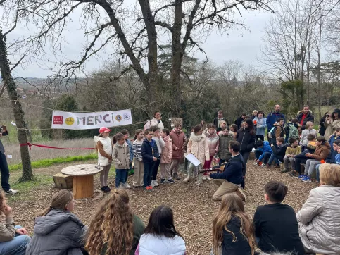 Vue d'ensemble de l'amphithéâtrte du dehors lors de l'inauguration avec un groupe de la chorale de l'école