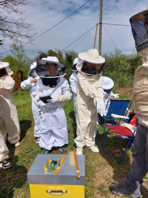 Jeunes en équipement d'apiculteur 