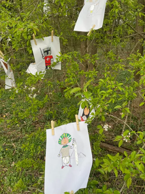 exposition de dessins dl'élèves dans les arbres du parc de l'école 