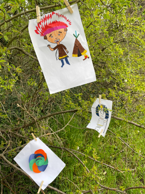 exposition de dessins dl'élèves dans les arbres du parc de l'école