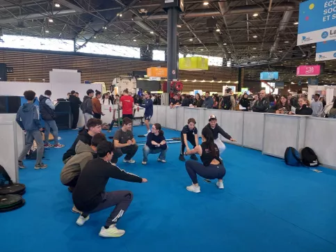 Les élèves font des squats avec une coach à l'eurexpo au forum des métiers