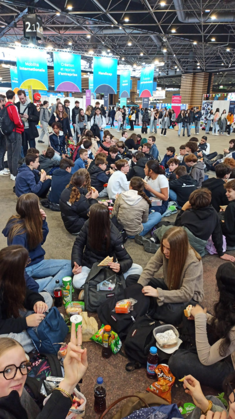 Les élèves déjeunent en groupe à l'eurexpo