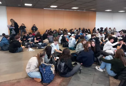 Les élèves déjeunent en groupe à l'eurexpo