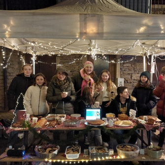 Photo d'un groupe lors du marché de noël de Civrieux