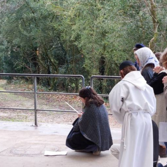 Une saynète jouée par les élèves à l'occasion de la fête de Notre Dame de Lourdes