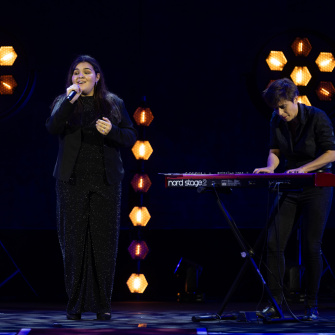 Maëlys sur la scène du Grand Rex 