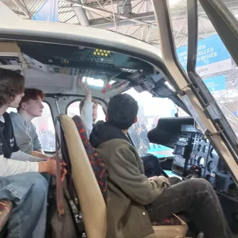 Les élèves visitent un hélicoptère de l'armée à l'eurexpo