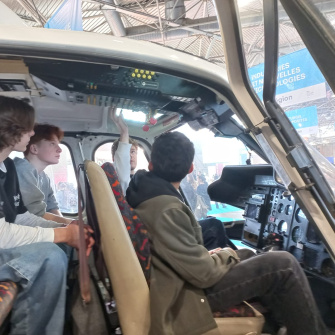 Les élèves visitent un hélicoptère de l'armée à l'eurexpo