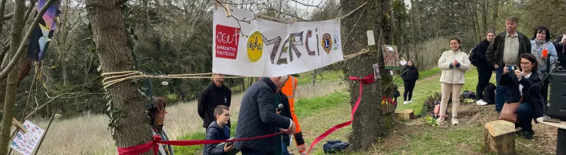 Ruban inaugural lors de l'inauguration de l'amphithéâtre du dehors de l'établissament Notre-Dame-de-Lourdes